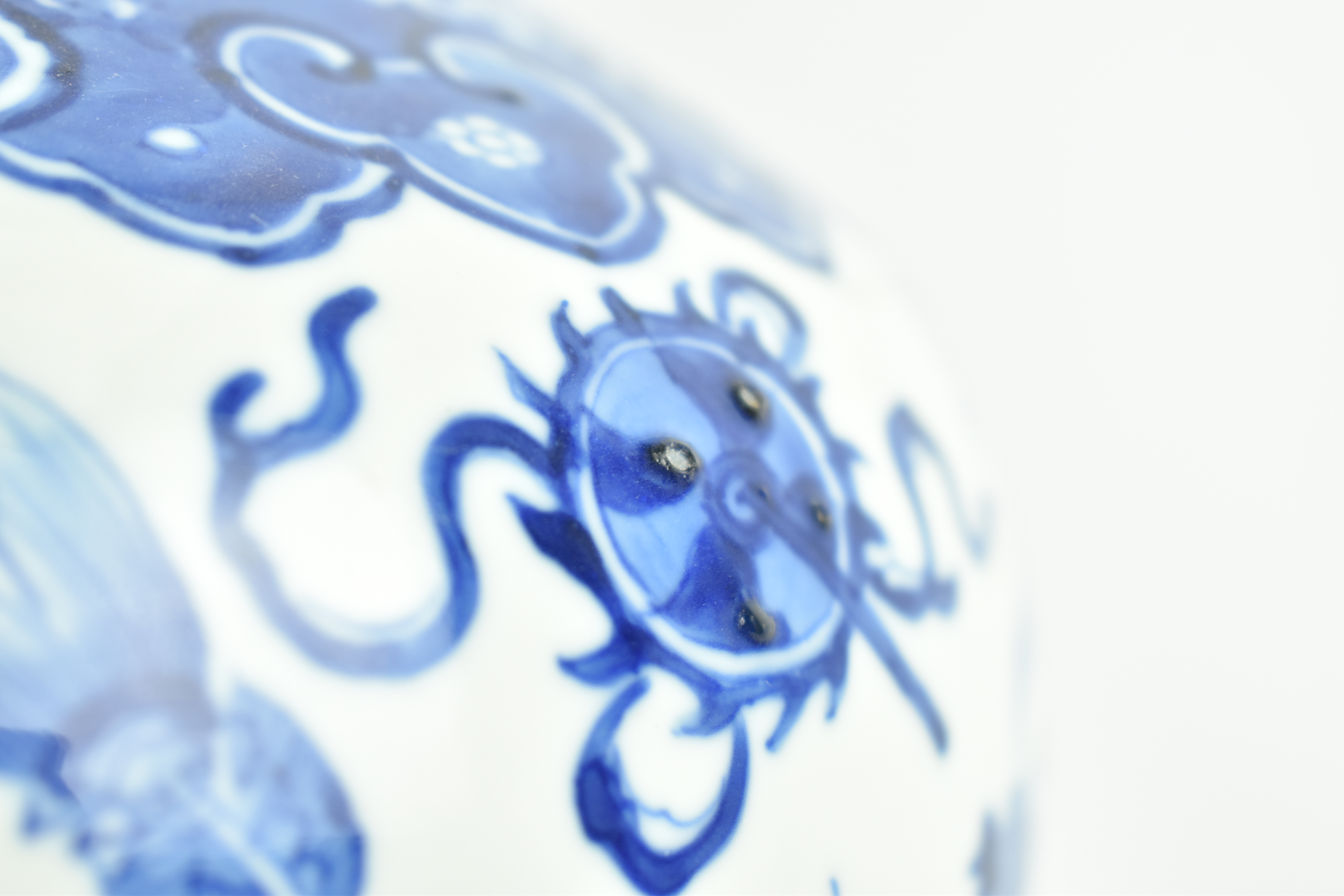 QING DYNASTY KANGXI BLUE AND WHITE JAR 清 康熙款青花博古罐 - Image 6 of 8