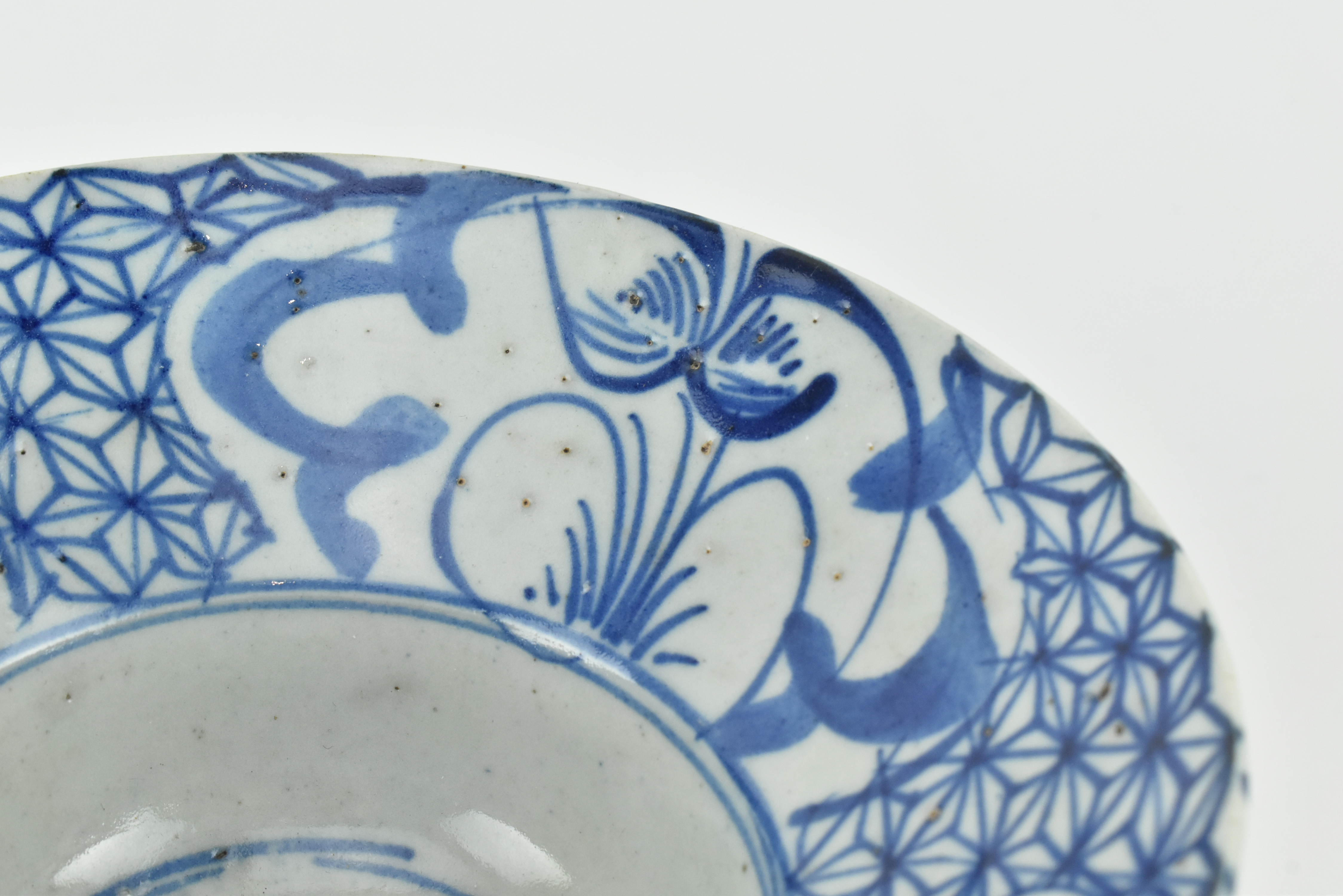 PAIR OF BLUE AND WHITE OGEE SHAPED BOWLS 清 青花折腰碗一对 - Image 6 of 7