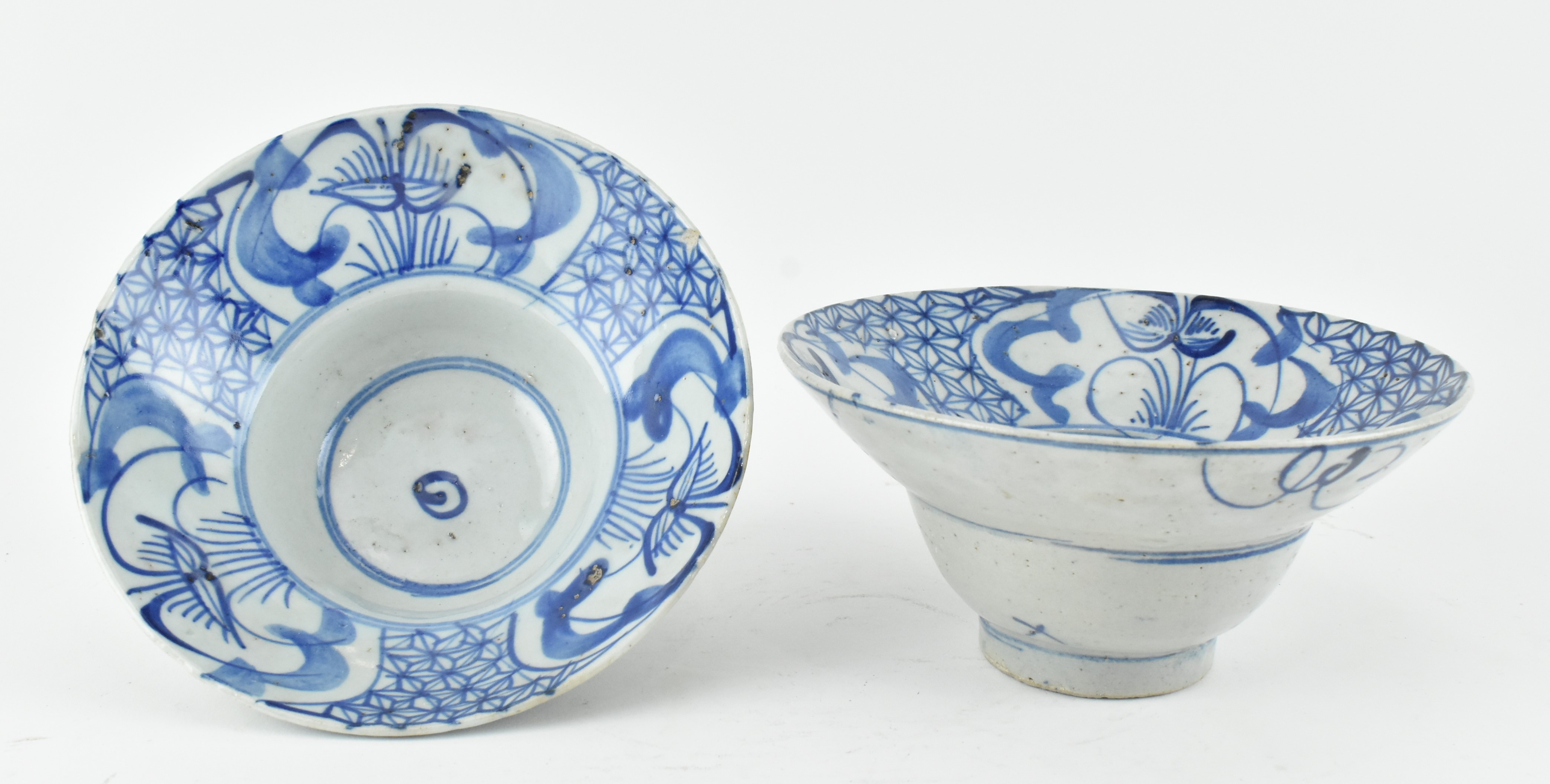 PAIR OF BLUE AND WHITE OGEE SHAPED BOWLS 清 青花折腰碗一对 - Image 2 of 7