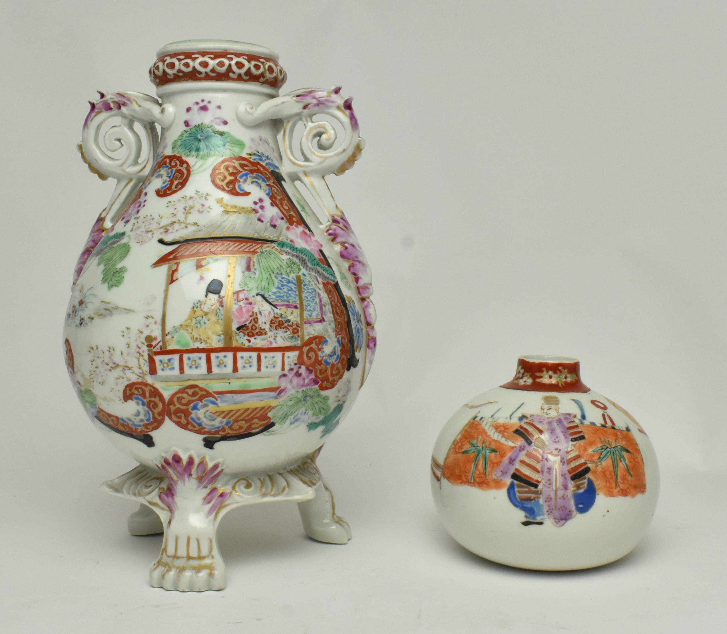 TWO MEIJI PERIOD IMARI CERAMIC VASES 明治伊万里花瓶