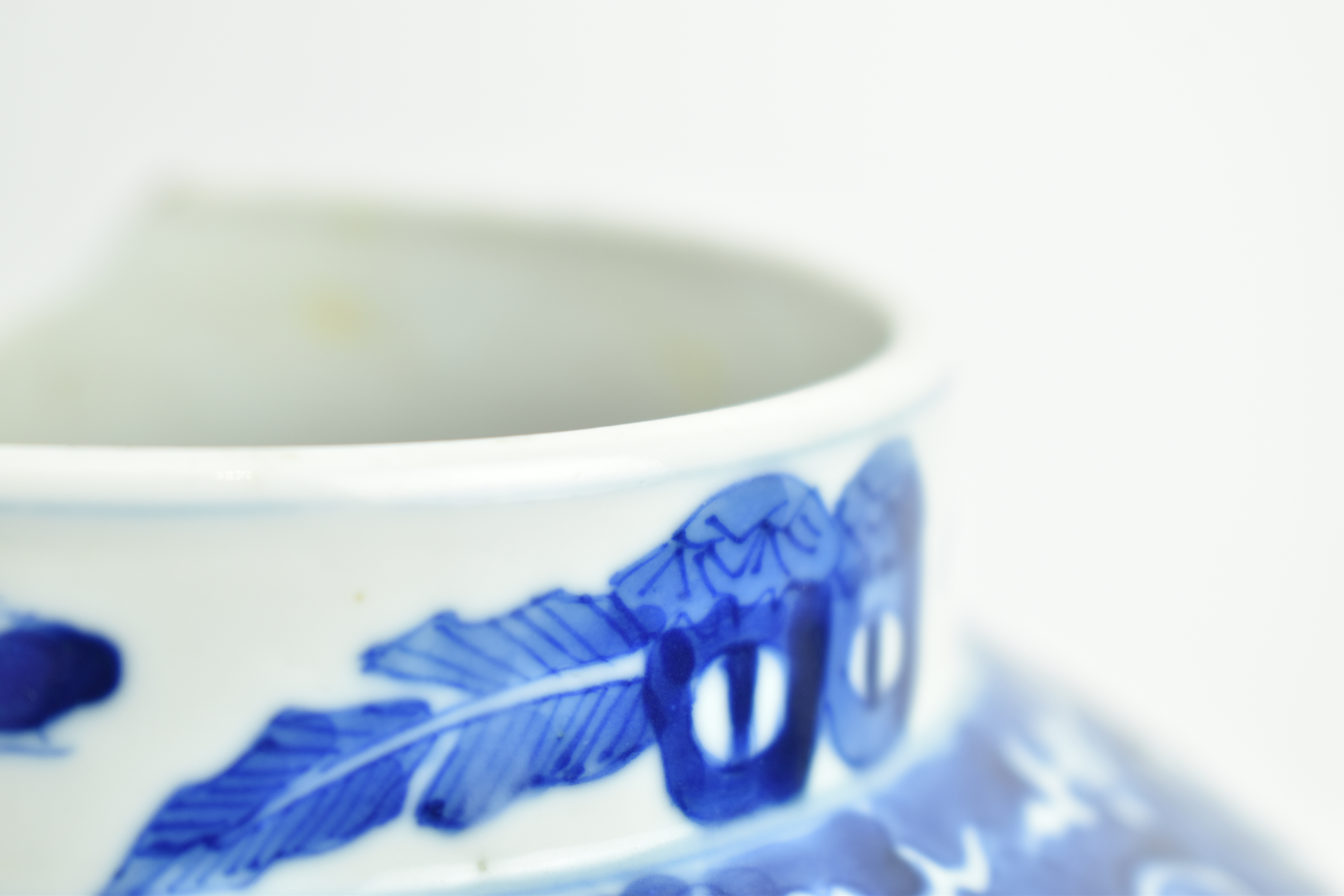 QING DYNASTY KANGXI BLUE AND WHITE JAR 清 康熙款青花博古罐 - Image 3 of 8