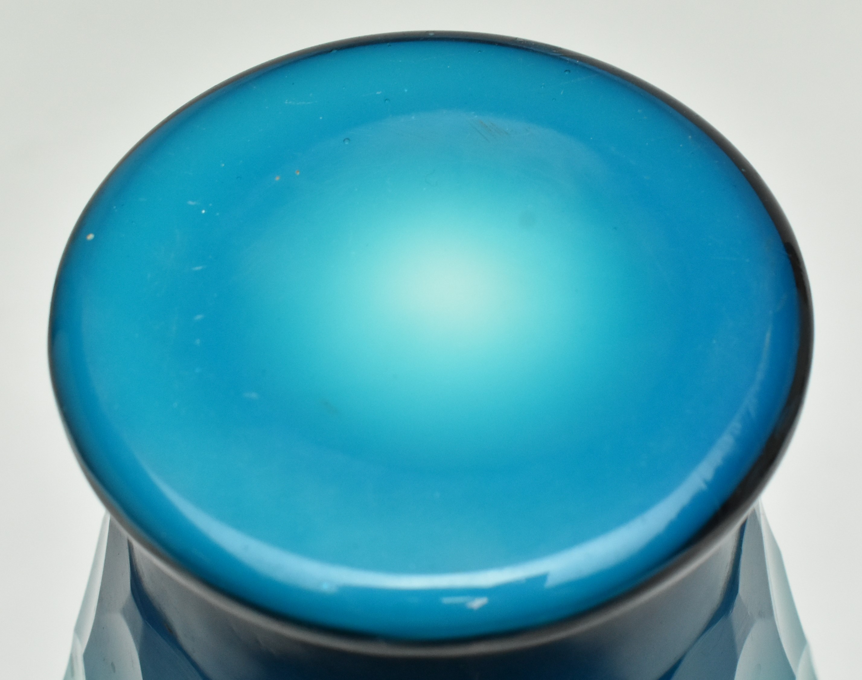REPUBLIC PERIOD FACETED BLUE OVERLAY PEKING GLASS VASE - Image 7 of 9