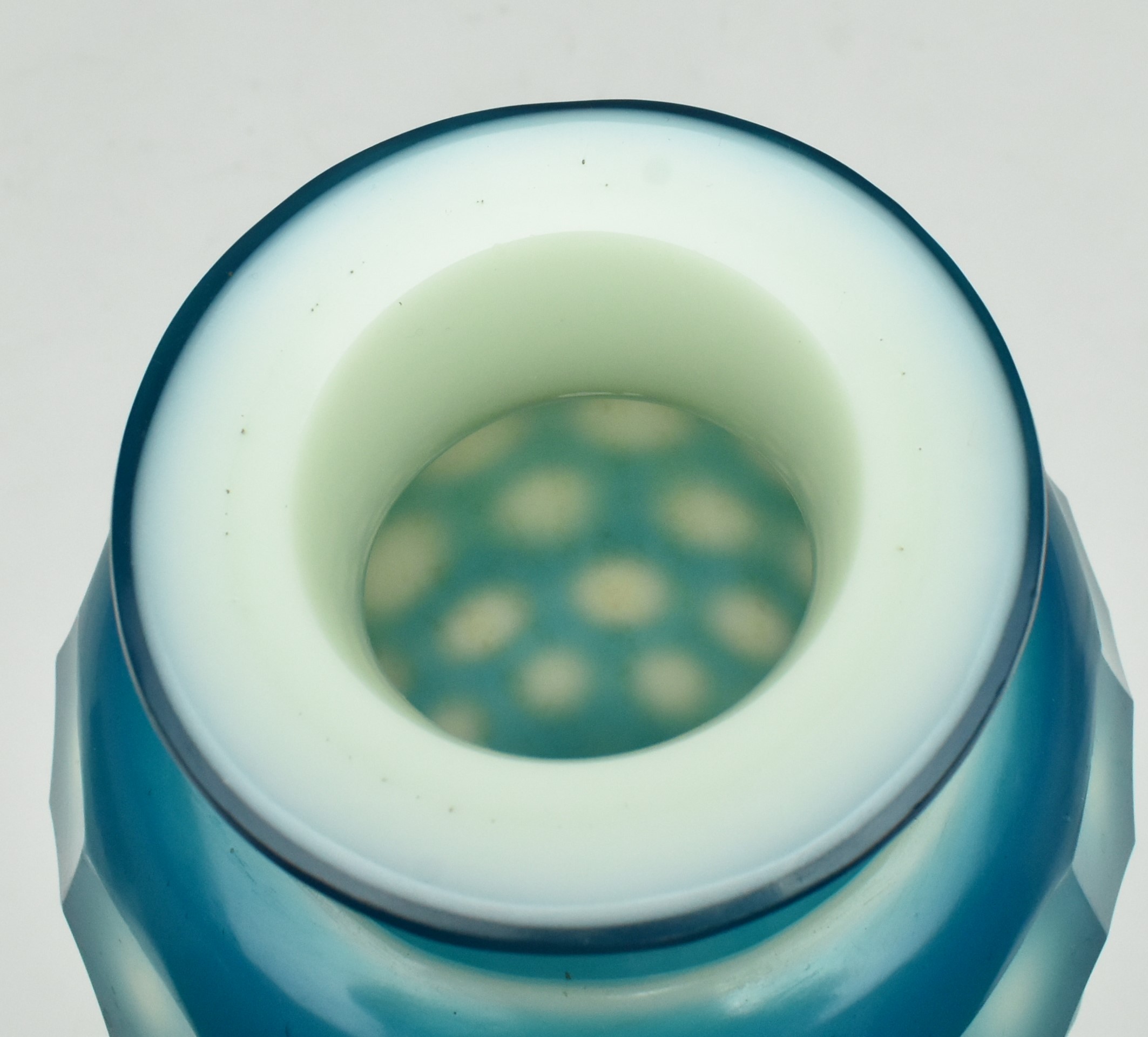 REPUBLIC PERIOD FACETED BLUE OVERLAY PEKING GLASS VASE - Image 3 of 9