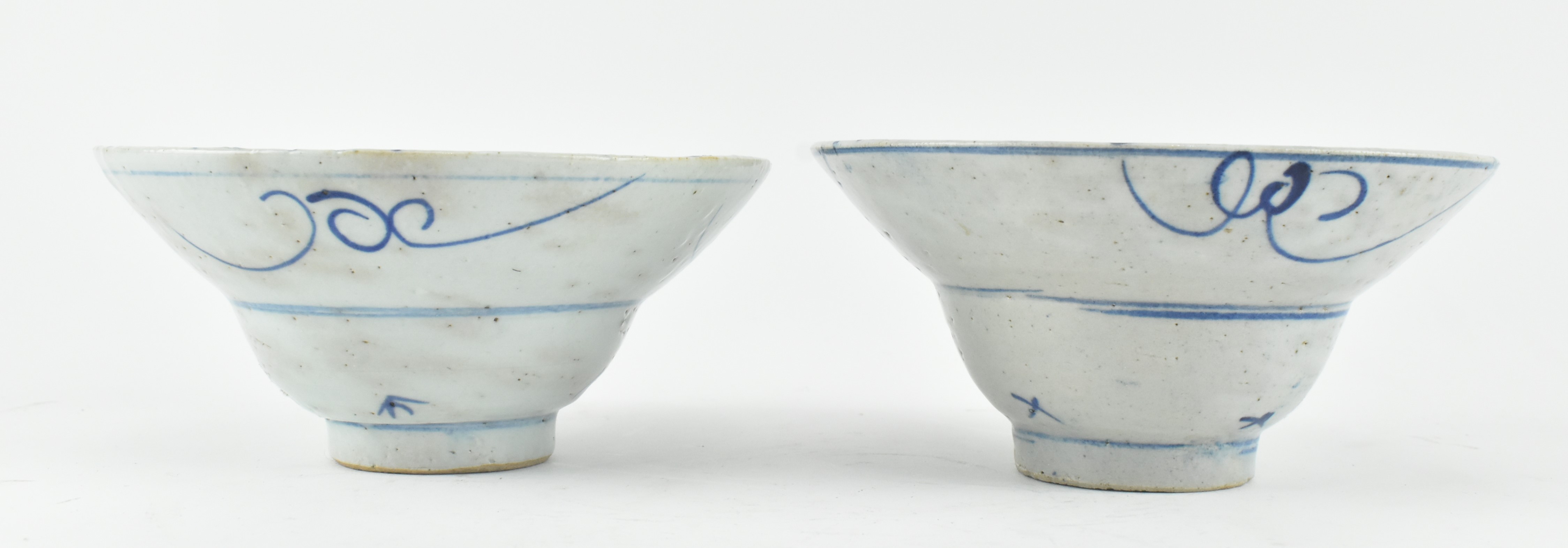 PAIR OF BLUE AND WHITE OGEE SHAPED BOWLS 清 青花折腰碗一对 - Image 3 of 7