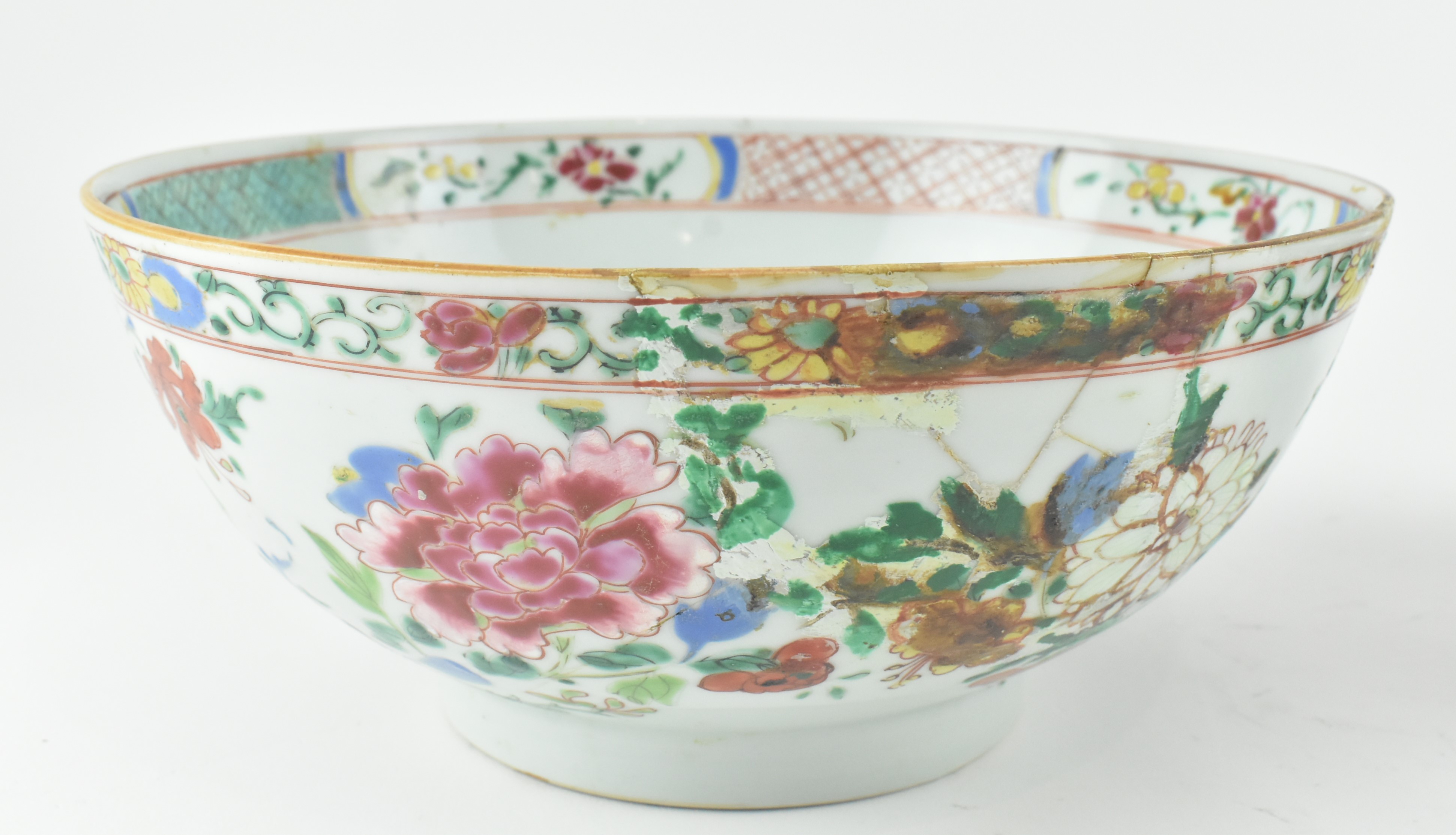 TWO QING DYNASTY FAMILLE ROSE BOWLS 清 粉彩碗 - Image 2 of 6