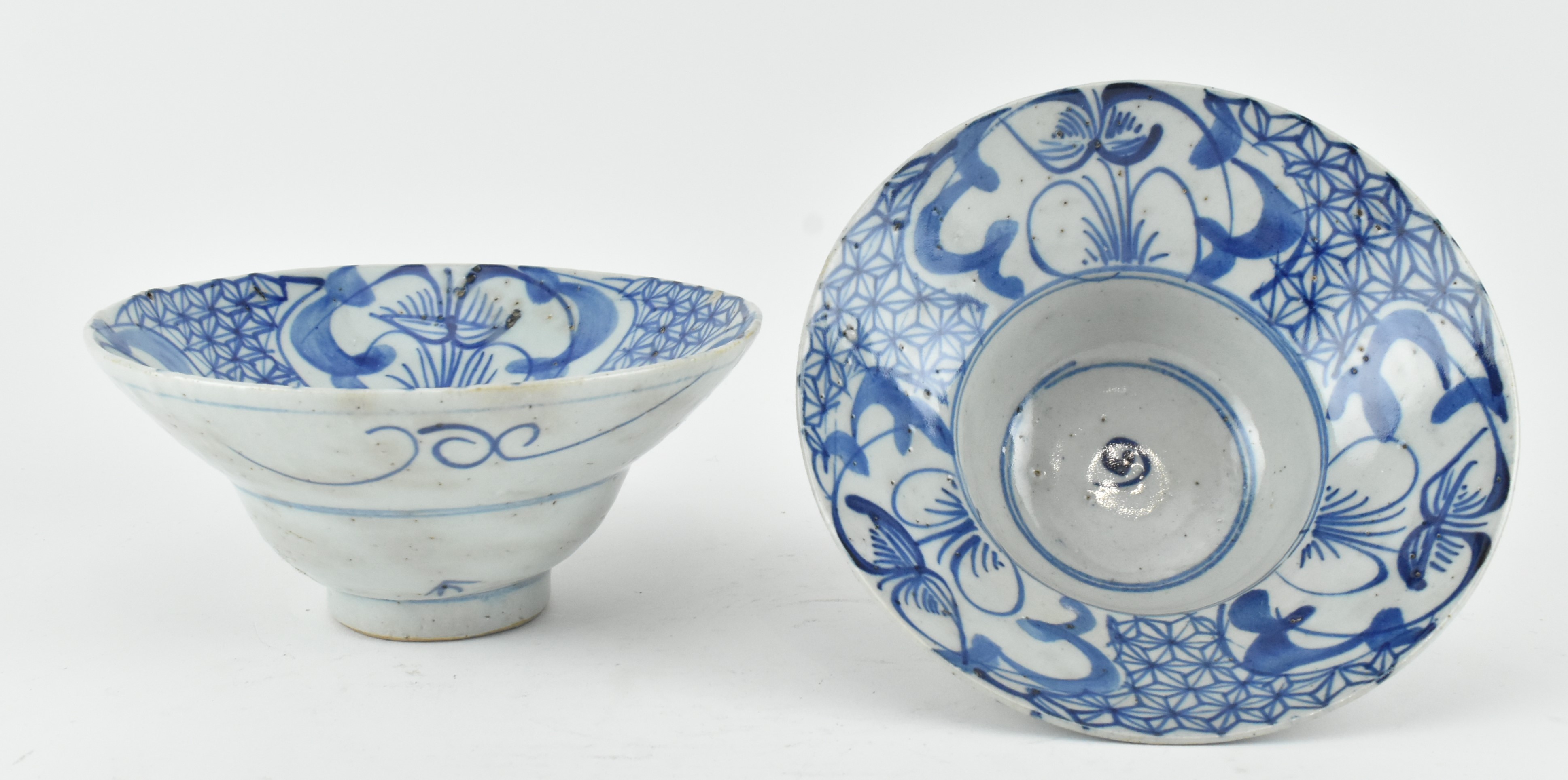 PAIR OF BLUE AND WHITE OGEE SHAPED BOWLS 清 青花折腰碗一对