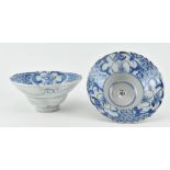 PAIR OF BLUE AND WHITE OGEE SHAPED BOWLS 清 青花折腰碗一对