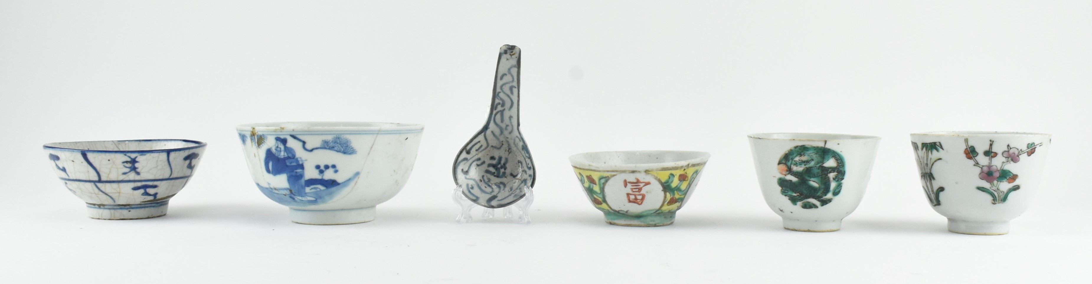 GROUP OF SIX QING DYNASTY CERAMIC ITEMS 清 陶瓷六件