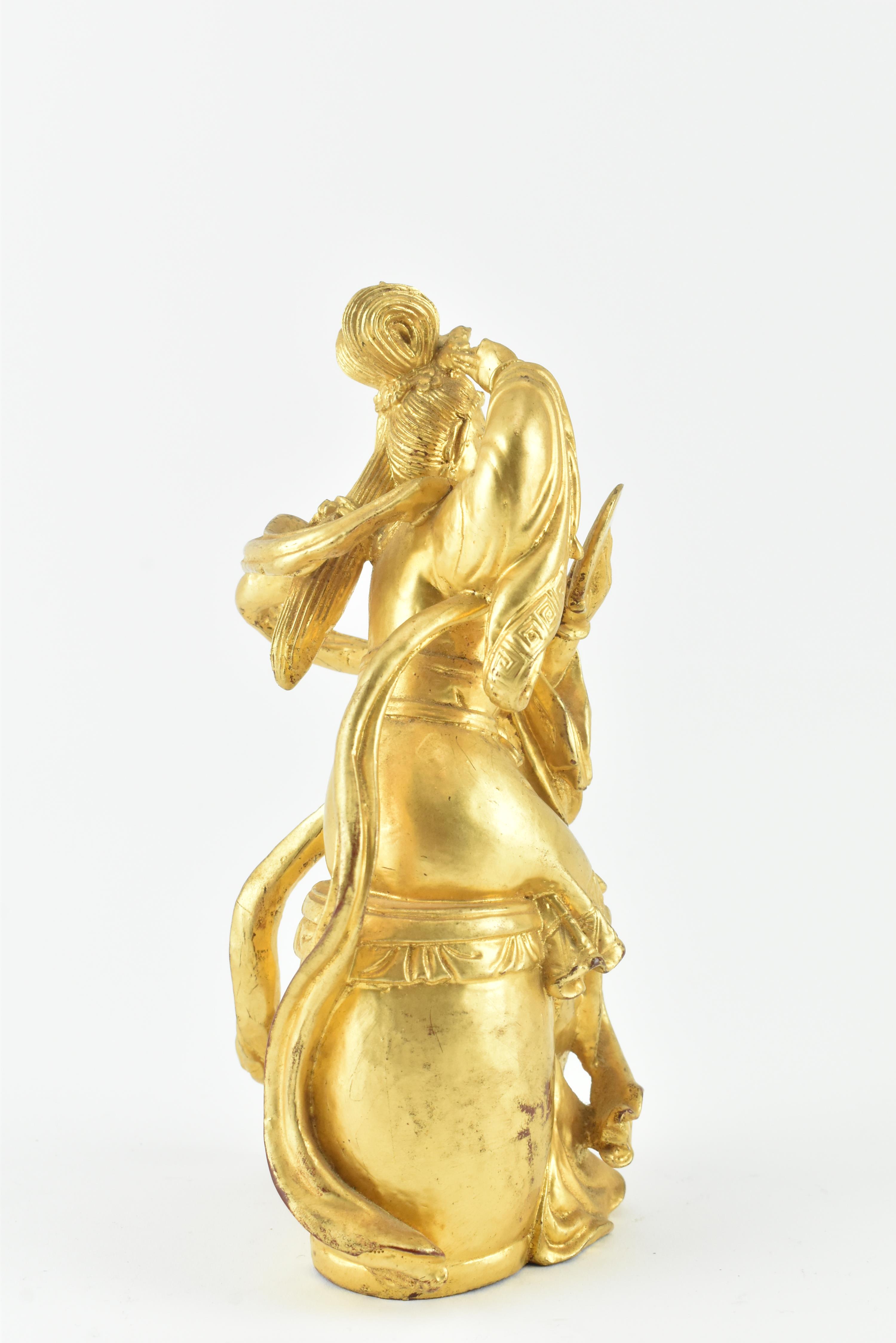 GILT PAINTED CARVED WOODEN FIGURINE OF A DEITY 鎏金木刻仙女 - Image 2 of 5