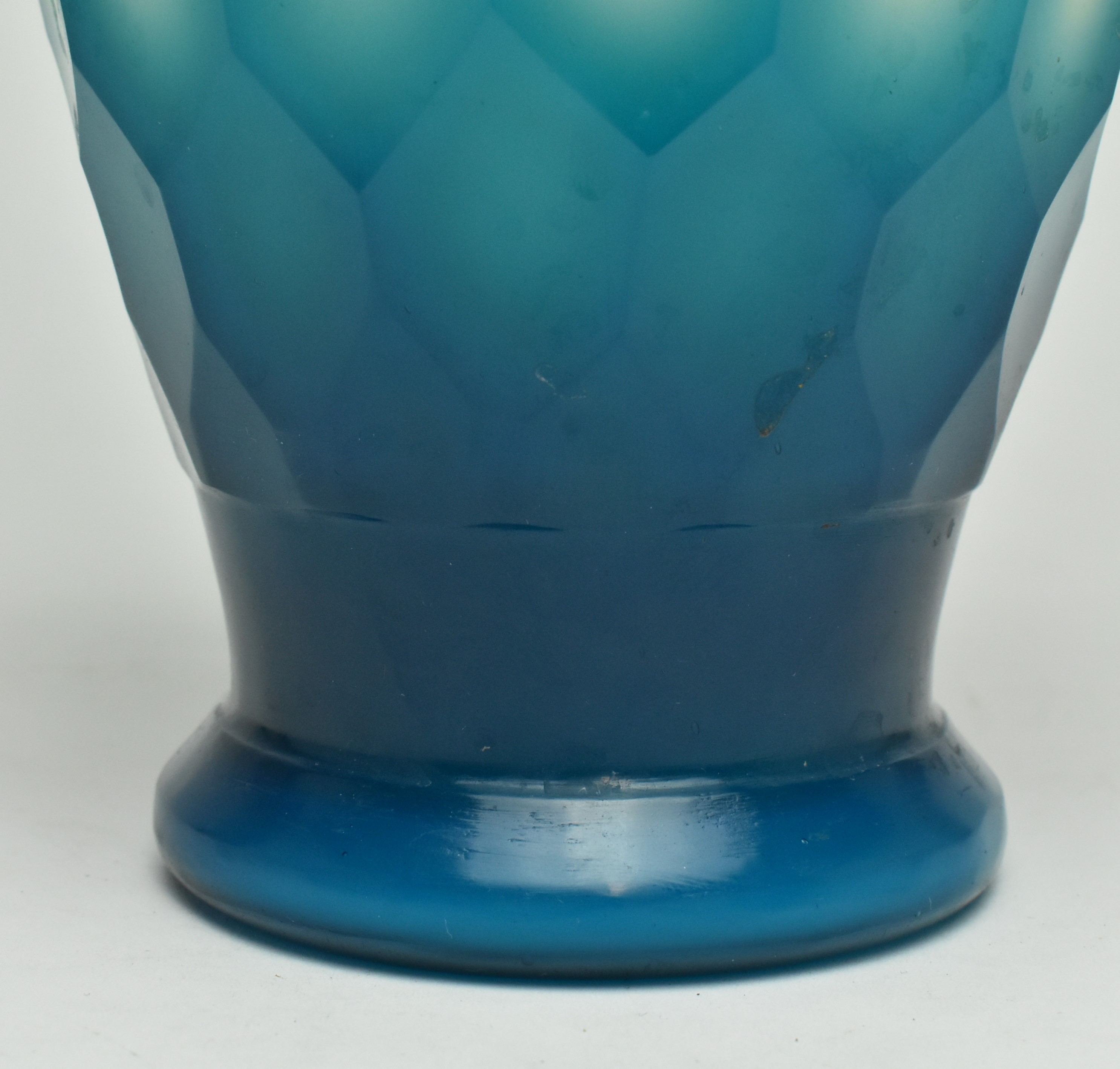 REPUBLIC PERIOD FACETED BLUE OVERLAY PEKING GLASS VASE - Image 5 of 9