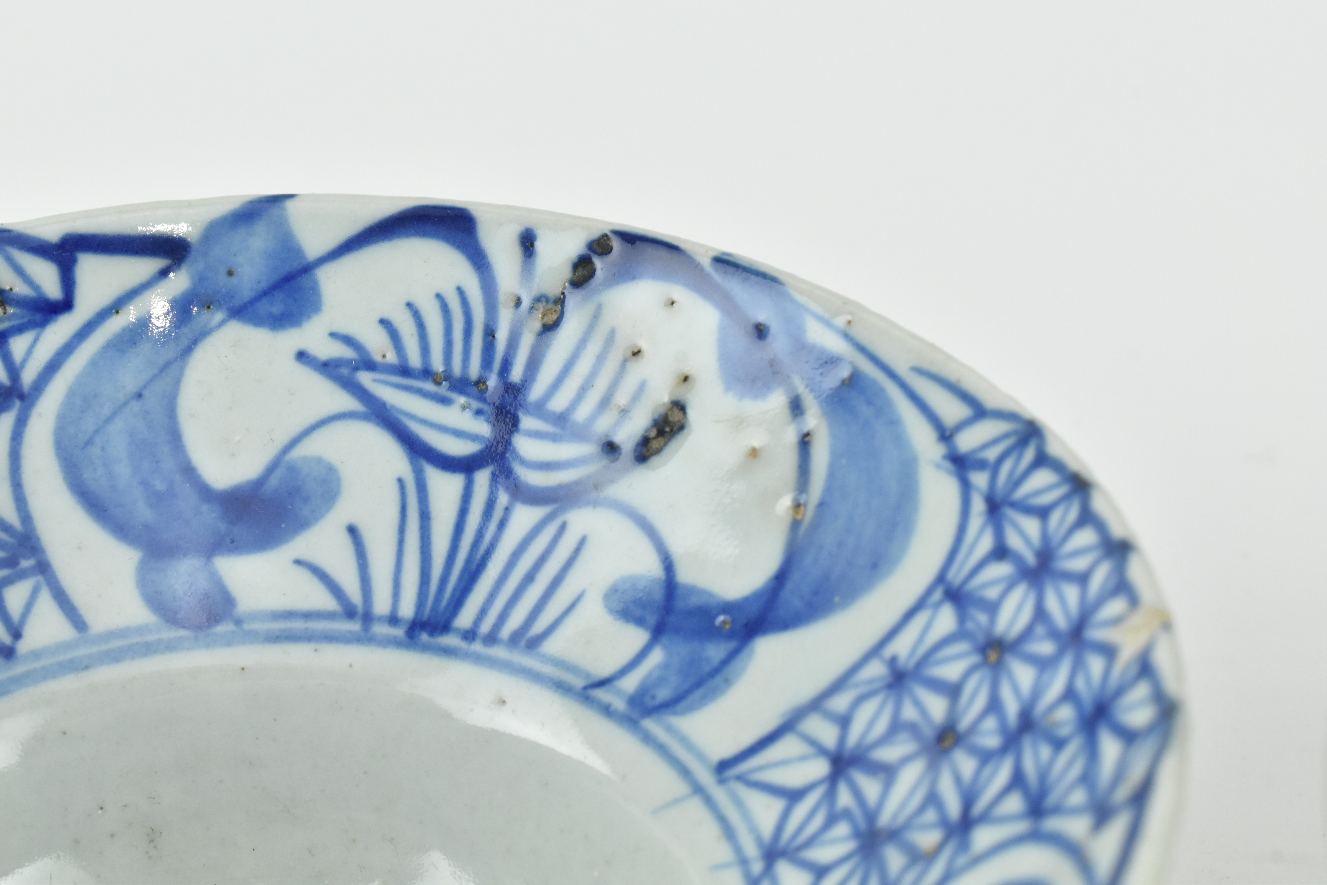 PAIR OF BLUE AND WHITE OGEE SHAPED BOWLS 清 青花折腰碗一对 - Image 4 of 7