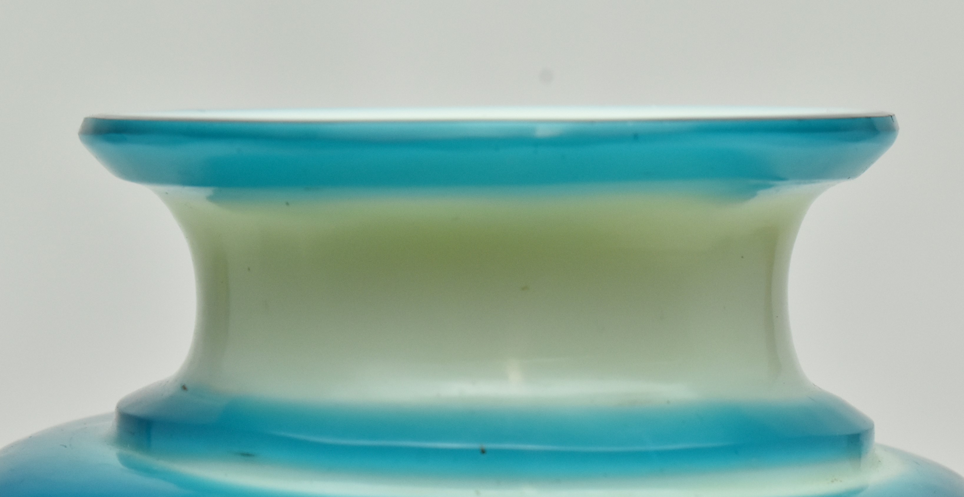 REPUBLIC PERIOD FACETED BLUE OVERLAY PEKING GLASS VASE - Image 4 of 9