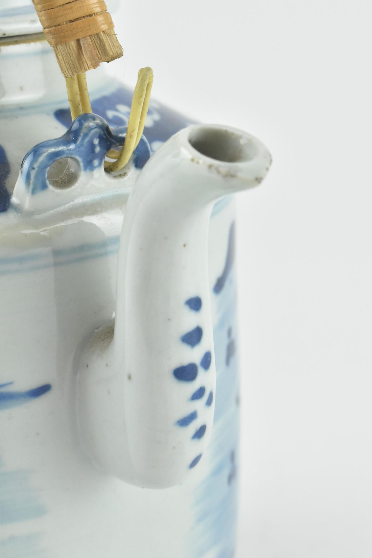 LARGE QING BLUE AND WHITE TEA POT 晚清 青花提梁壶 - Image 3 of 6