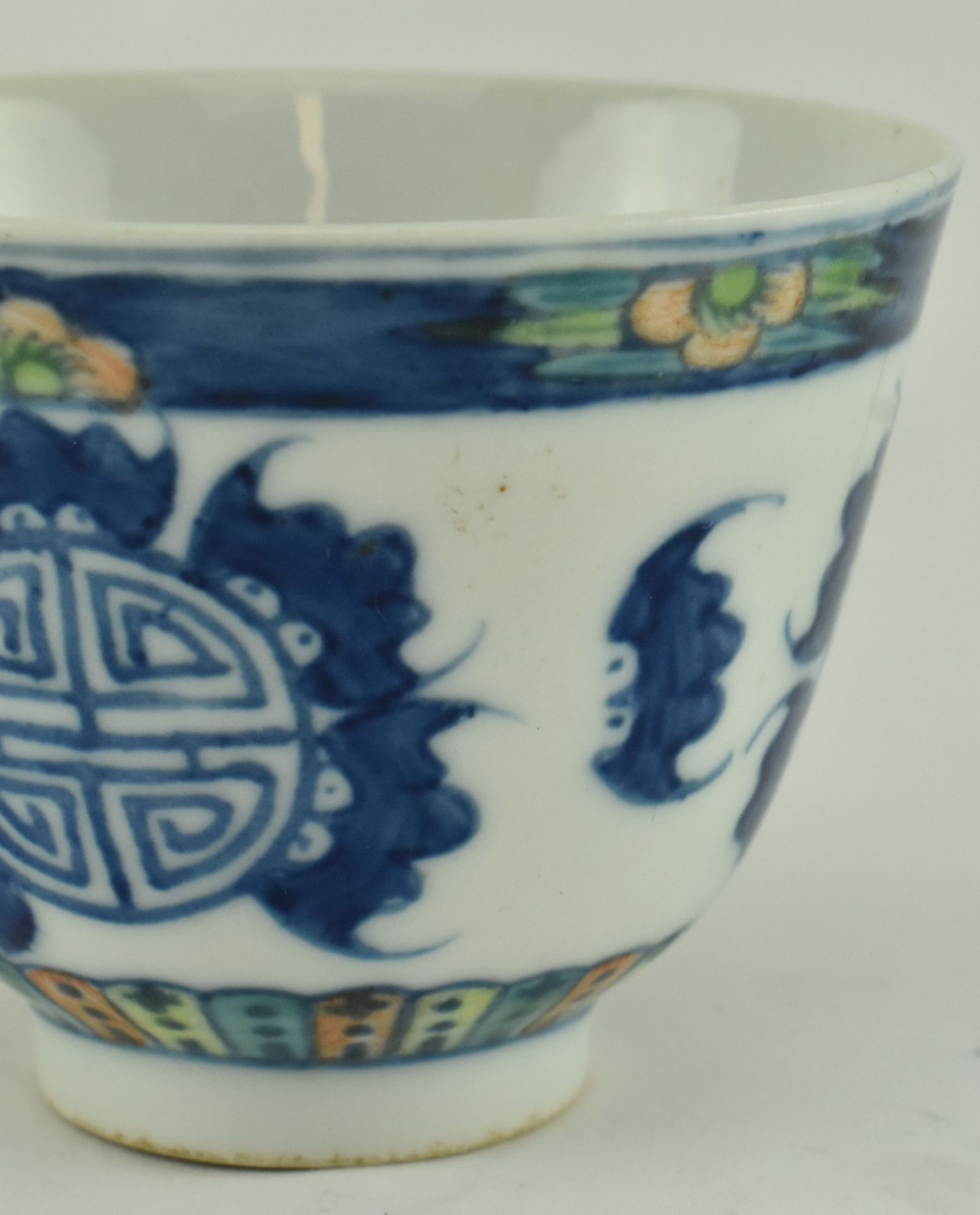 YELLOW & ORANGE ENAMELLED BLUE AND WHITE CUP 光绪青花加彩五福杯 - Image 9 of 9