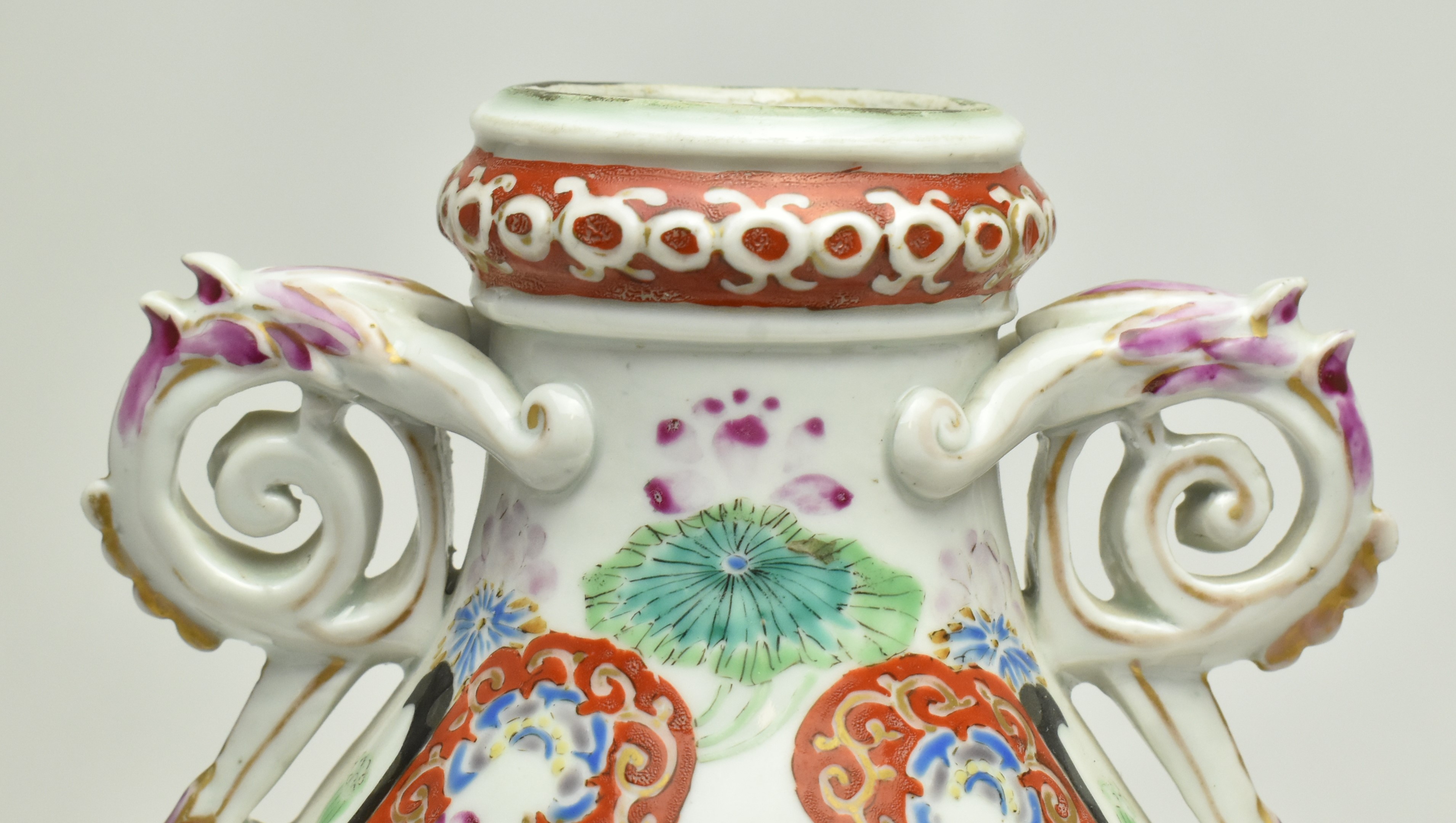 TWO MEIJI PERIOD IMARI CERAMIC VASES 明治伊万里花瓶 - Image 5 of 10