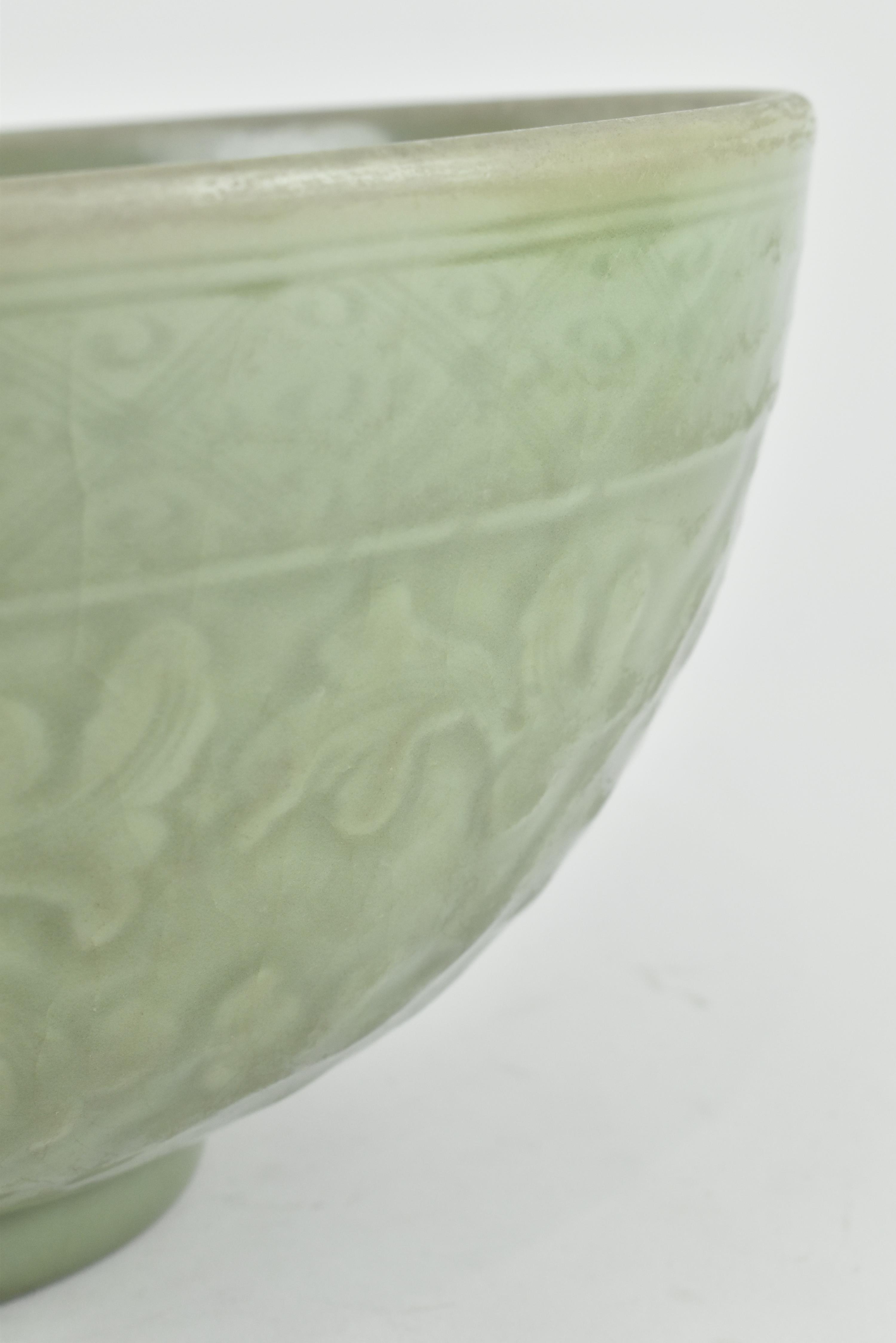 LARGE LONGQUAN CELADON BOWL 龙泉青釉大碗 - Image 5 of 8