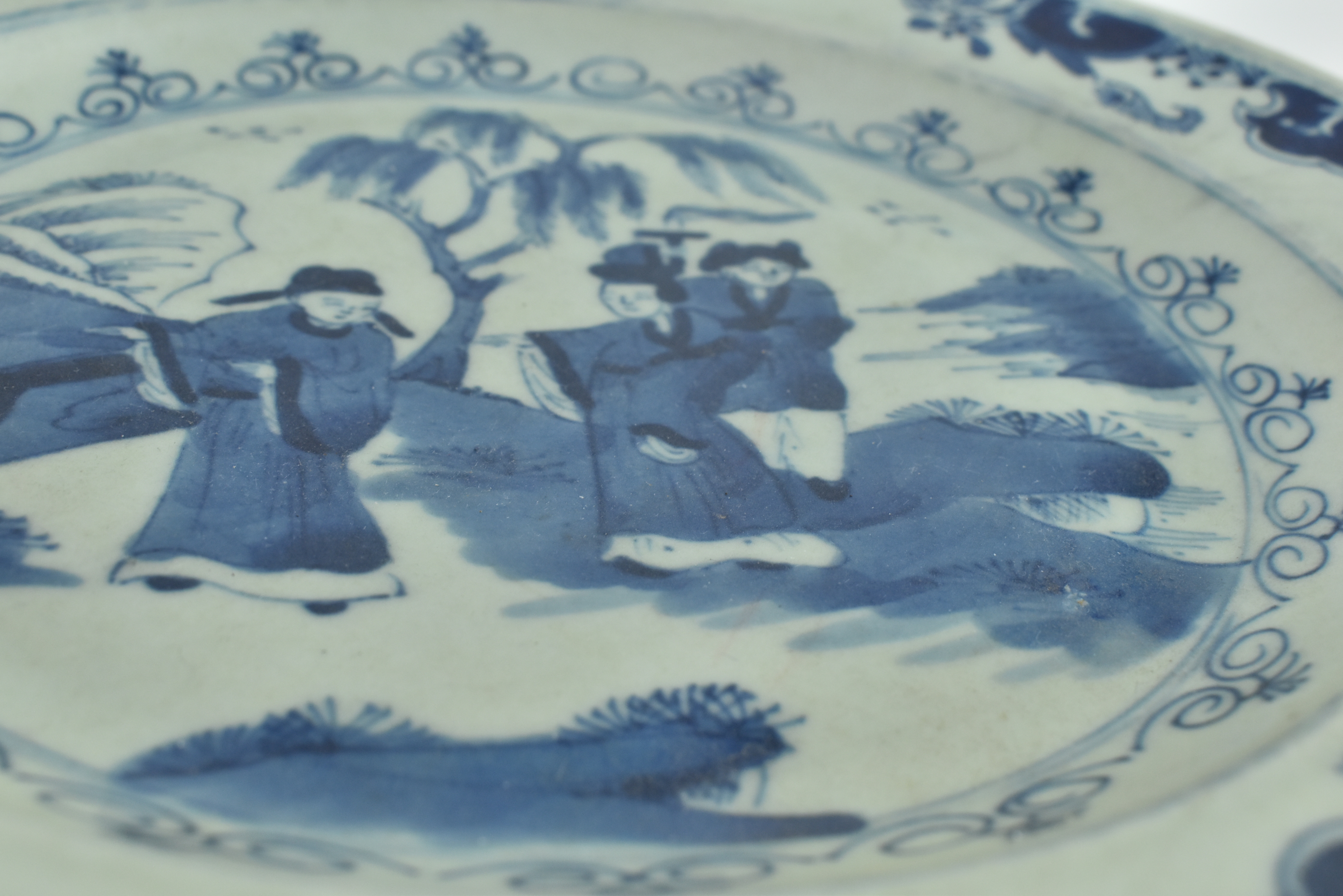 18TH CENTURY KANGXI PERIOD BLUE AND WHITE 清 青花“西厢记”人物盘 - Image 3 of 5