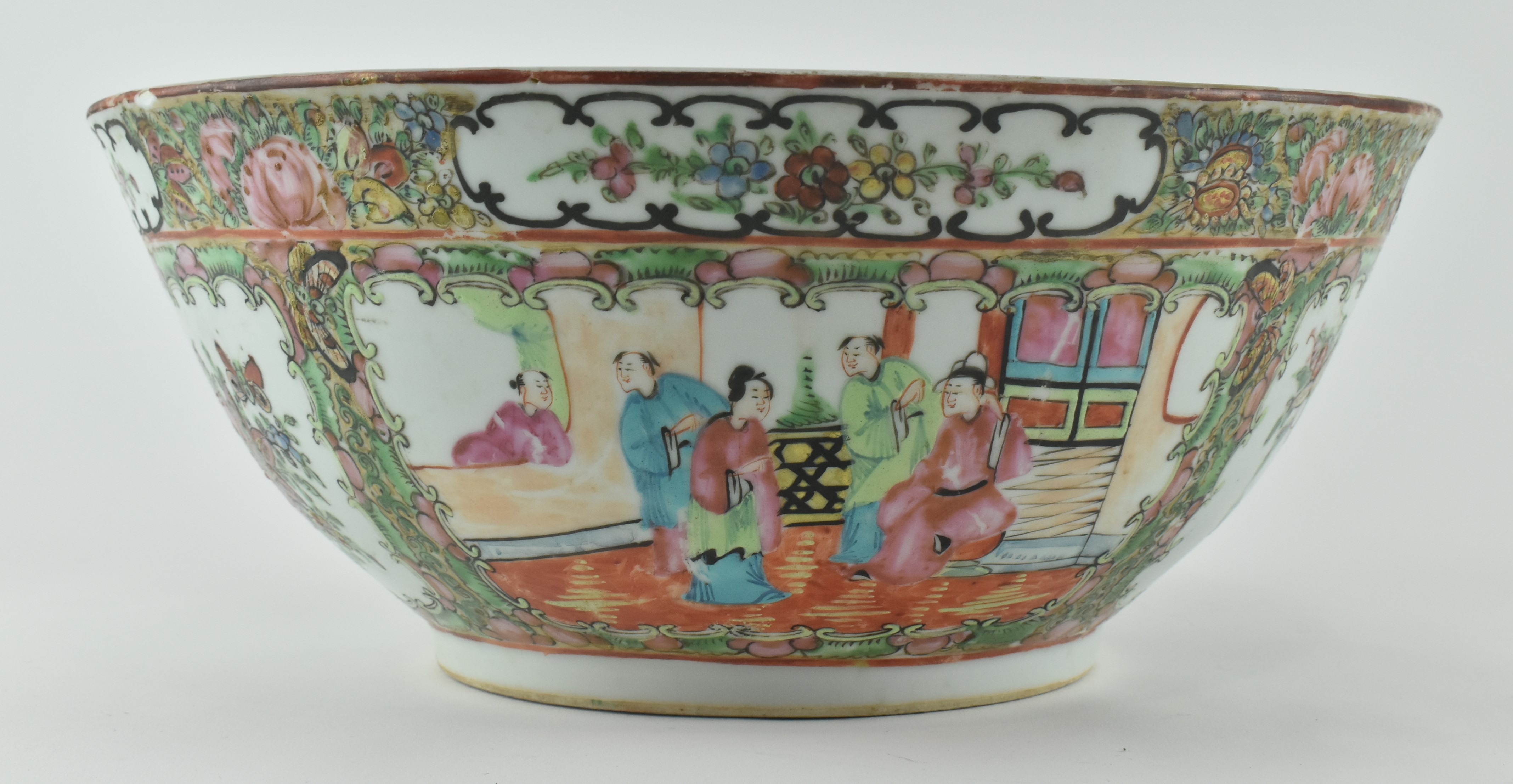 QING DYNASTY FAMILLE ROSE CANTON FIGURINE BOWL 清 广彩大碗 - Image 2 of 7