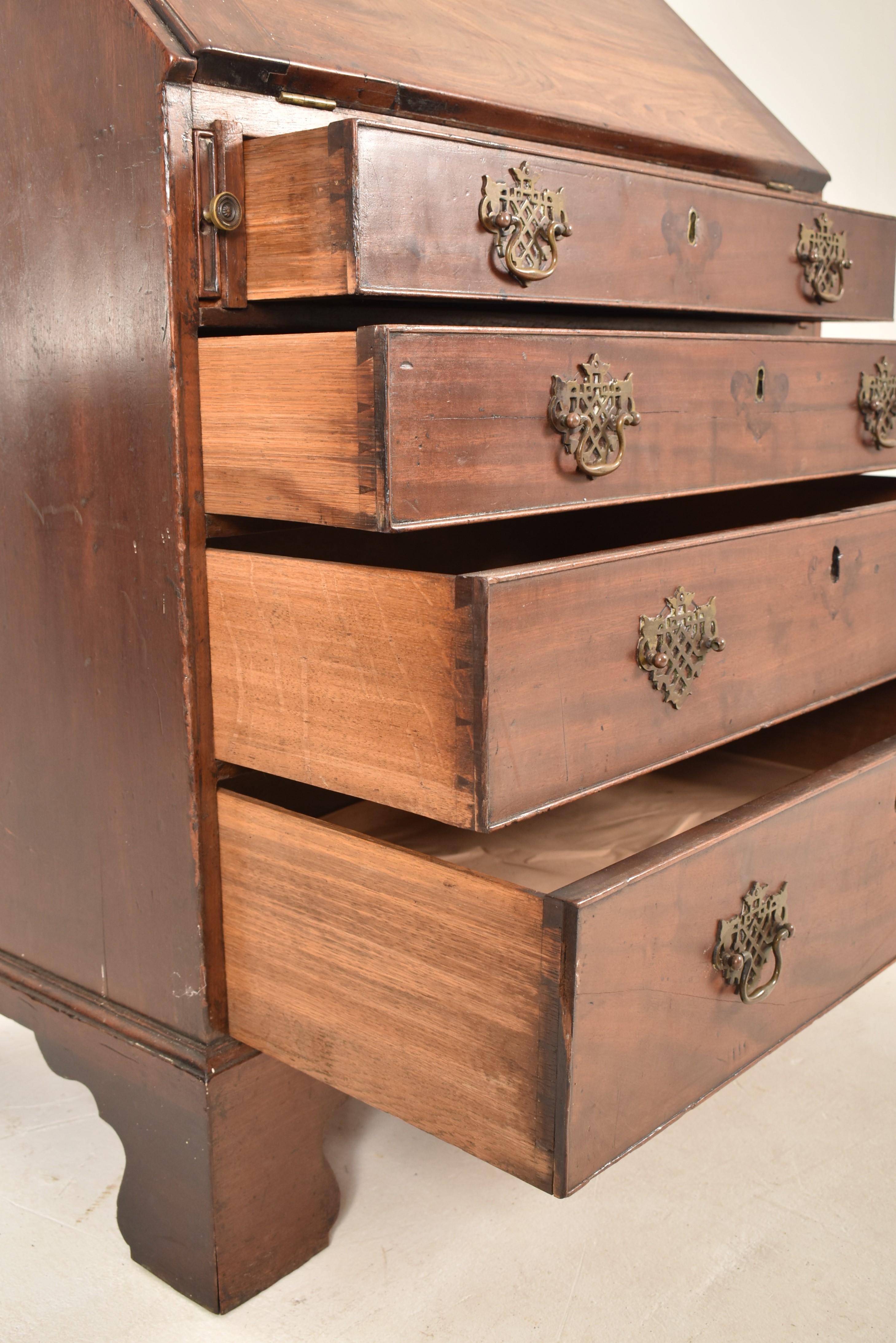 19TH CENTURY GEORGE III MAHOGANY LADIES BUREAU - Image 5 of 7