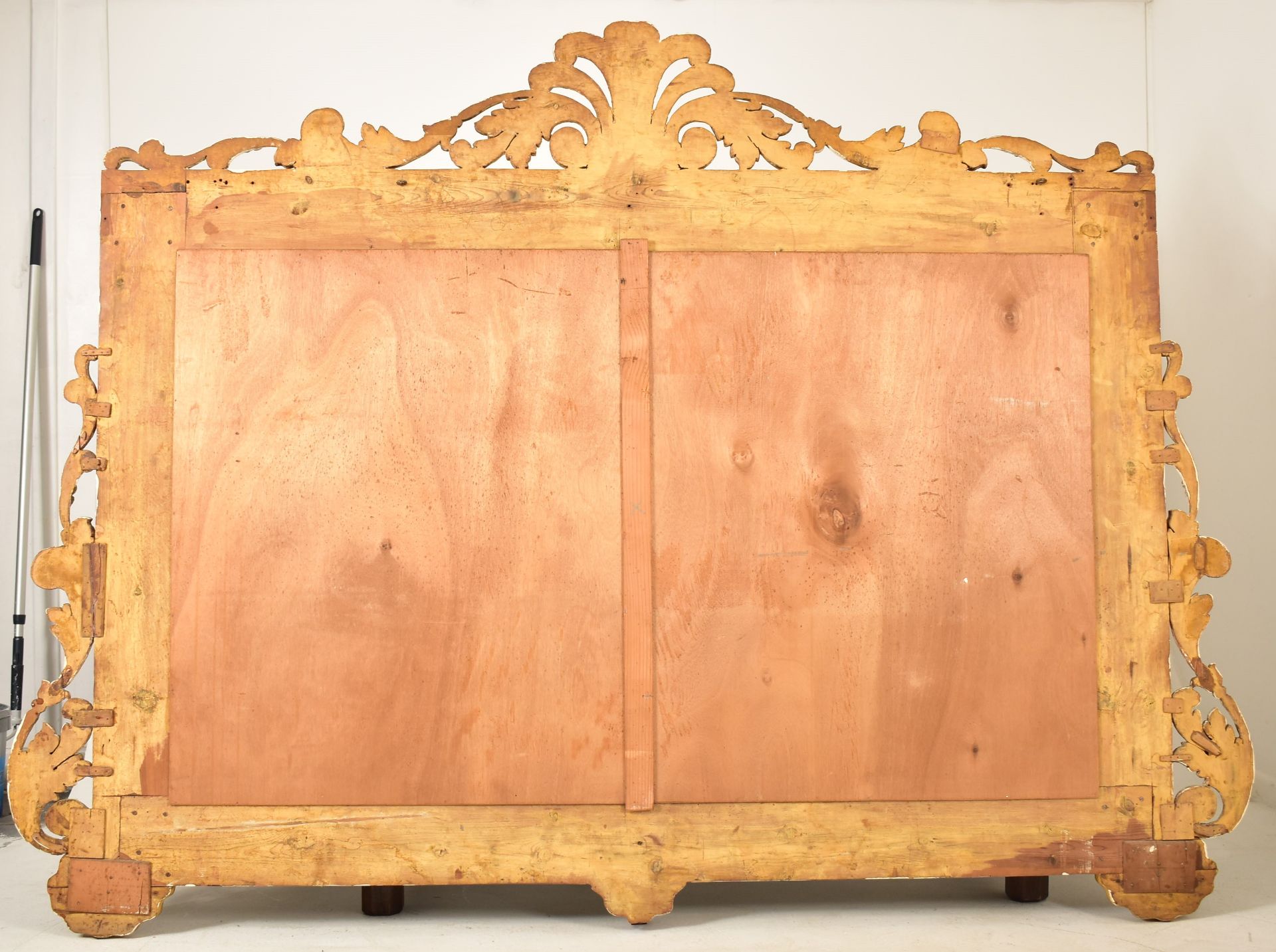 19TH CENTURY CONTINENTAL ROCOCO STYLE GILT WOOD MIRROR - Image 7 of 7