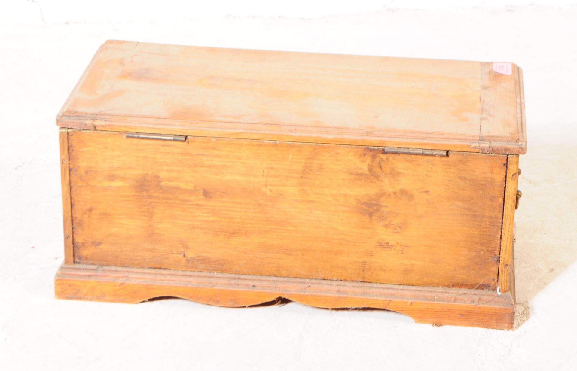 19TH CENTURY PINE SMALL PROPORTION CHEST - Bild 5 aus 5