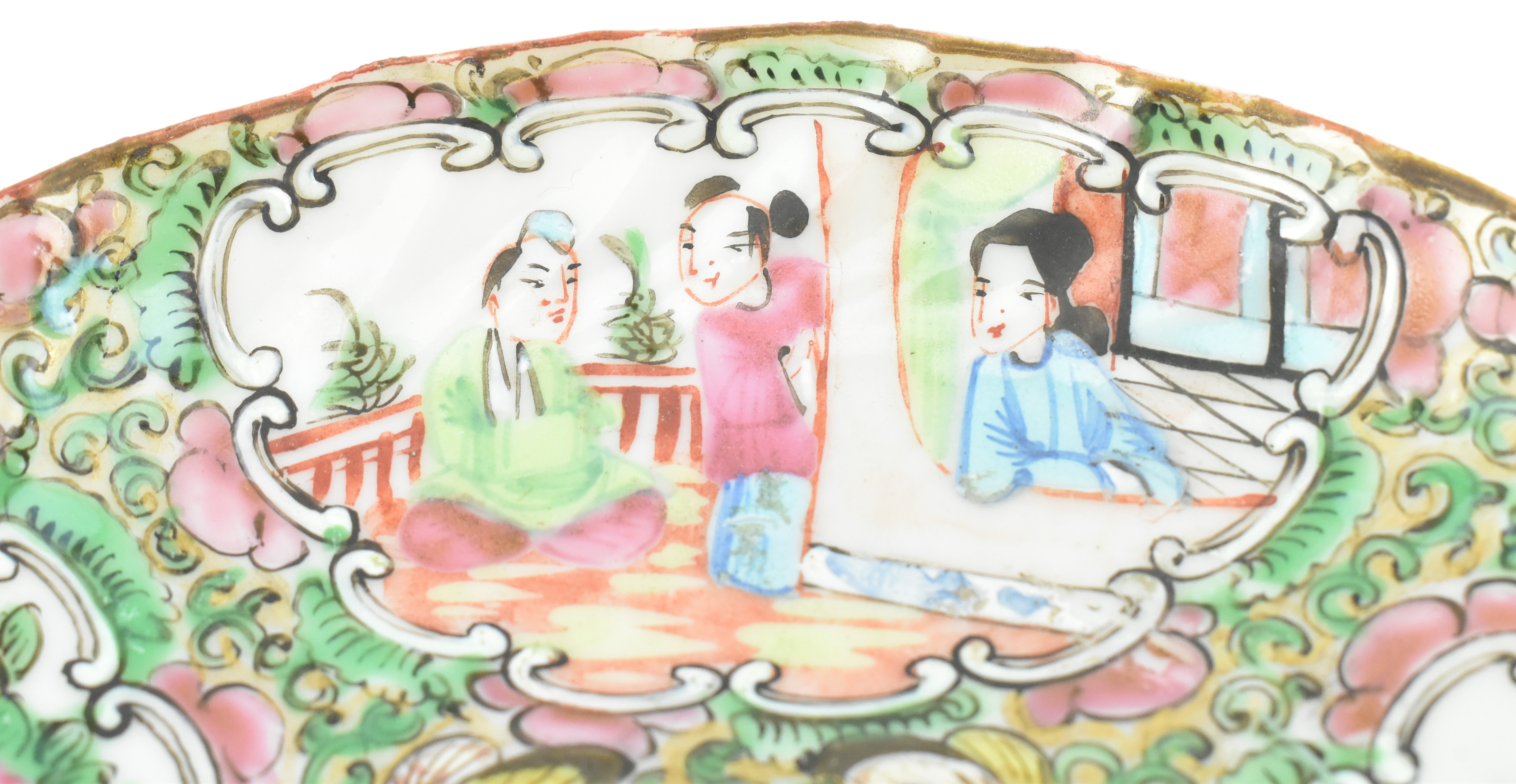 QING CANTON FAMILLE ROSE TWISTED RIM SAUCER 清 广彩人物碟子 - Image 5 of 6