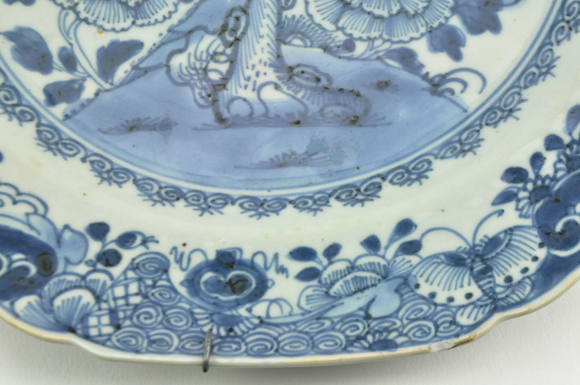 QING DYNASTY BLUE AND WHITE LANDSCAPE CHARGER 清 青花花卉八角盘 - Bild 5 aus 9