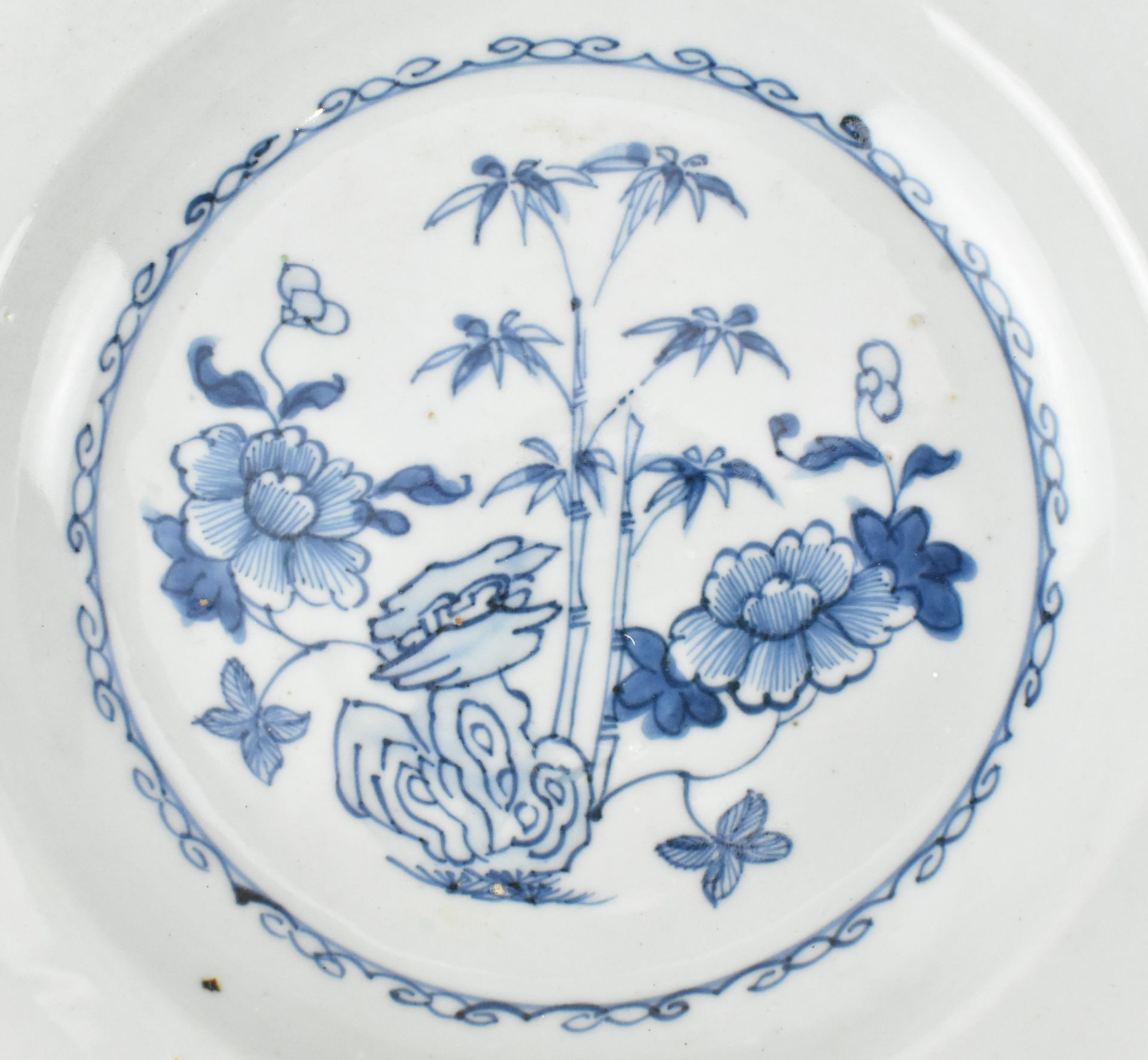 FOUR QING DYNASTY BLUE AND WHITE PLATES 清 青花山水盘四件 - Bild 7 aus 9