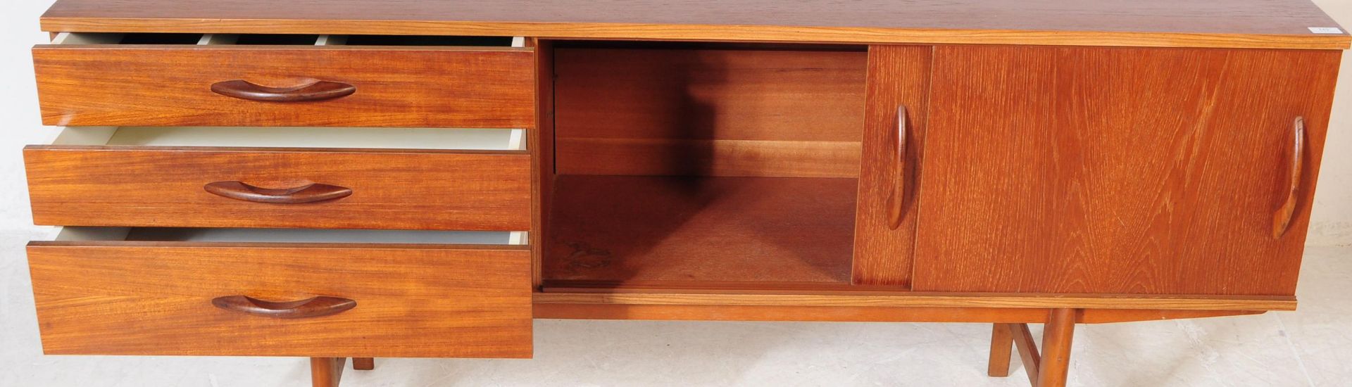 AVALON - BRITISH MODERN DESIGN - TEAK WOOD SIDEBOARD - Bild 4 aus 7