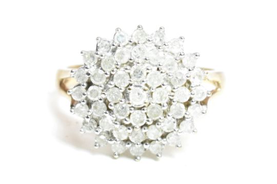 A HALLMARKED 9CT GOLD & DIAMOND CLUSTER RING - Bild 1 aus 9