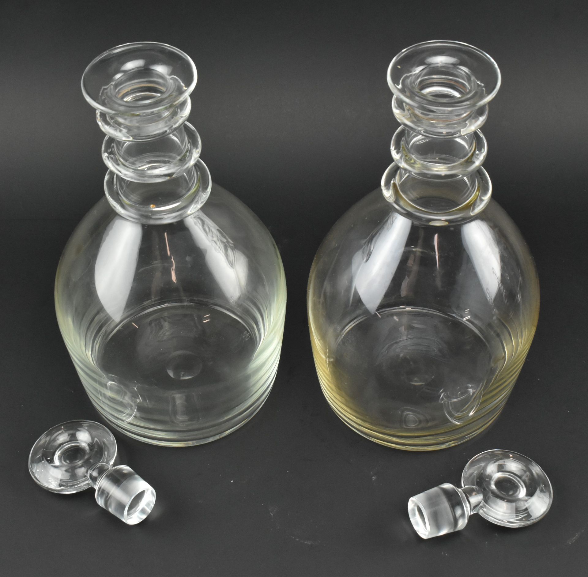 HUGH JOHNSON - COLLECTION OF FOUR DECANTERS & TWO GLASS JUGS - Bild 3 aus 11