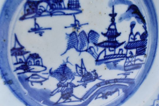 PAIR OF QING DYNASTY BLUE AND WHITE CHARGERS 清 青花山水盘一对 - Image 3 of 4