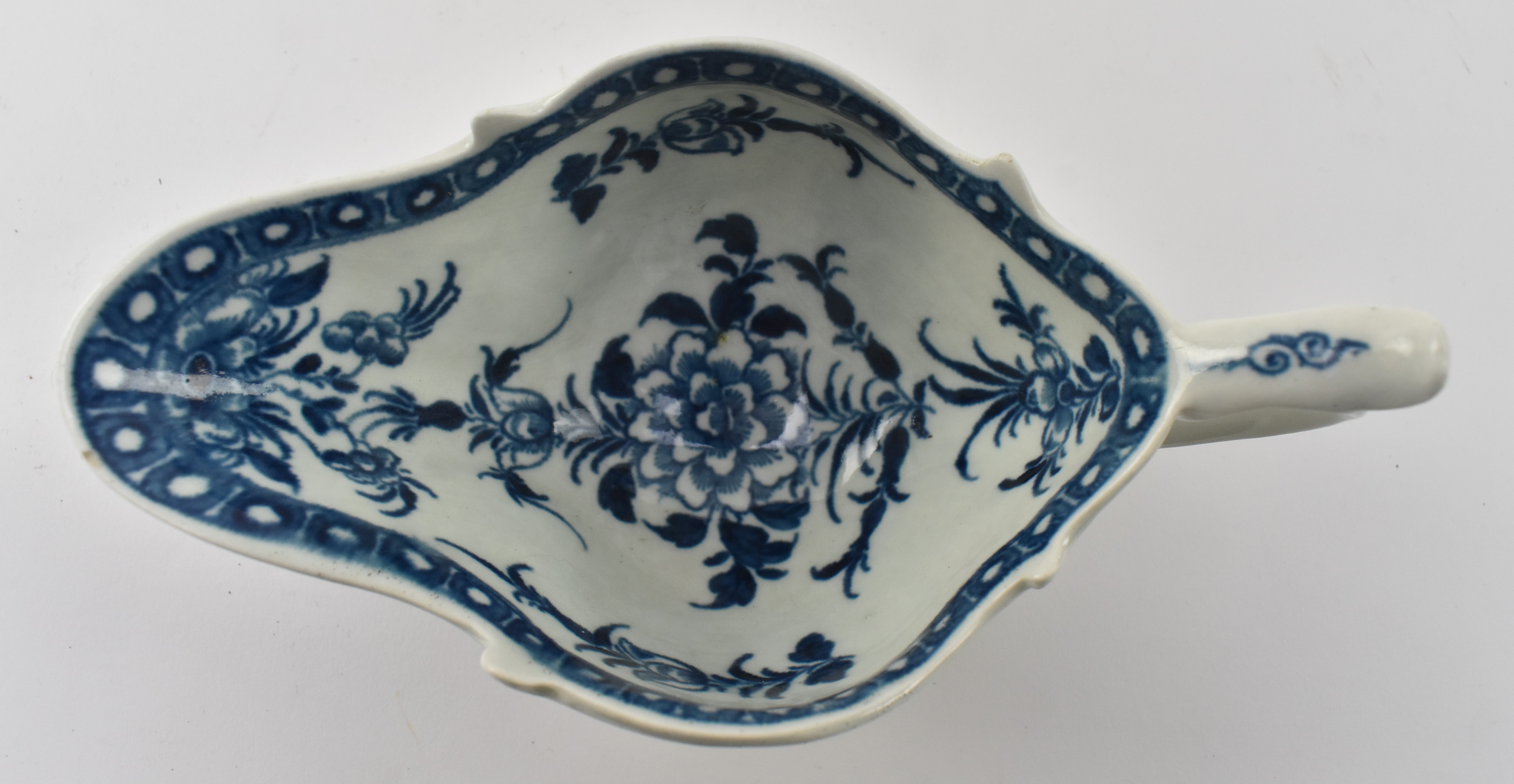 18TH CENTURY CIRCA 1776 WORCESTER BLUE & WHITE CERAMIC GRAVY BOAT - Image 3 of 4