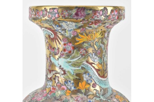 20TH CENTURY FAMILLE ROSE "DRAGON" VASE 粉彩金地五龙花卉瓶 - Bild 2 aus 7