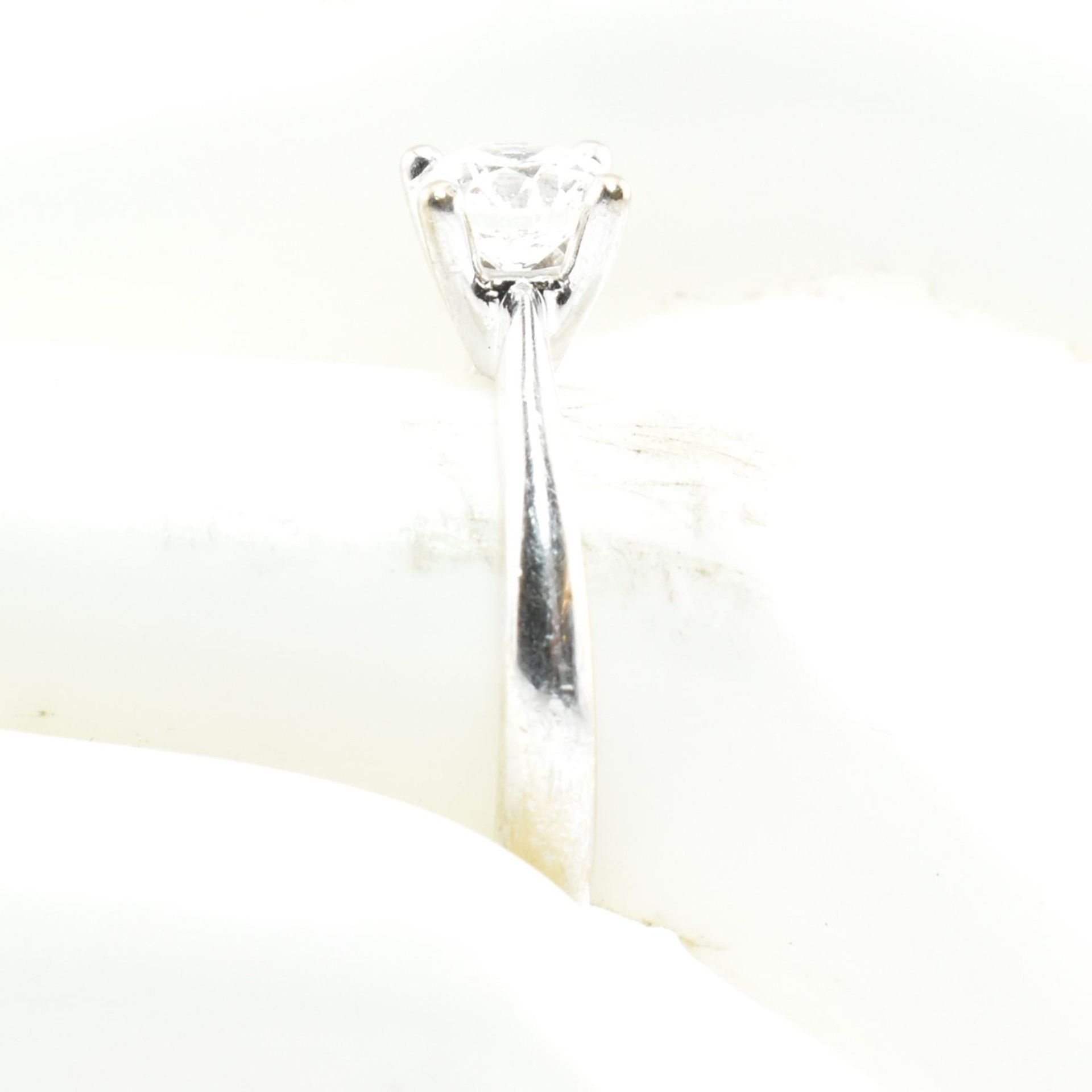 18CT WHITE GOLD & DIAMOND SOLITAIRE RING WITH GIA REPORT - Bild 2 aus 9