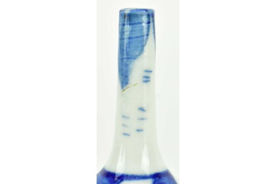 QING DYNASTY BLUE AND WHITE SNUFF BOTTLE 清 青花鼻烟壶 - Image 4 of 6