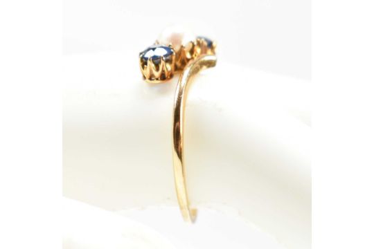 EDWARDIAN GOLD SAPPHIRE & CULTURED PEARL THREE STONE RING - Image 8 of 8