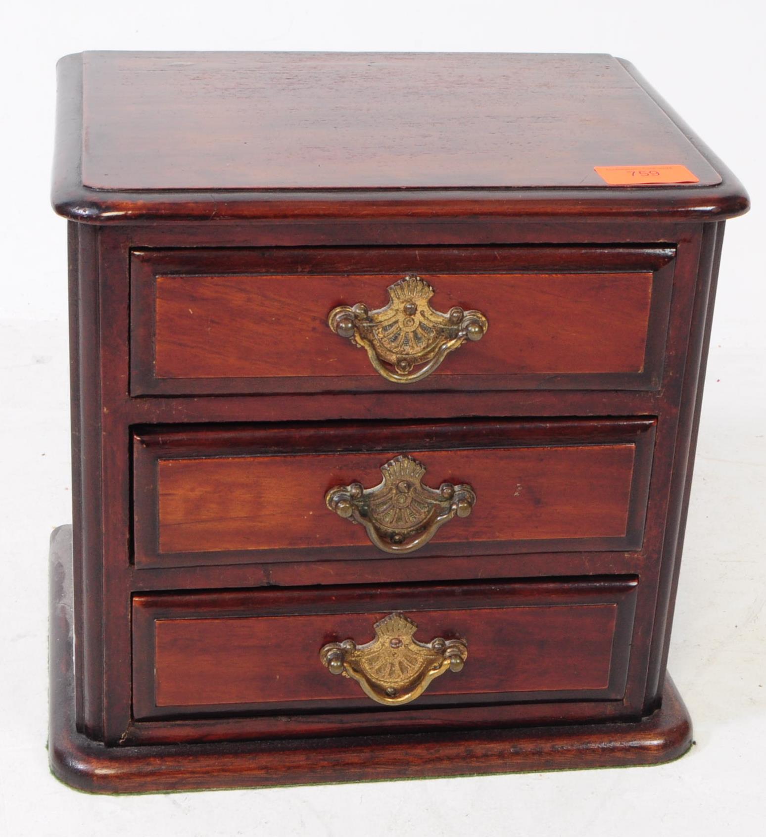 19TH CENTURY VICTORIAN MAHOGANY TABLE TOP SPECIMEN CHEST