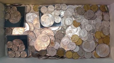 A large quantity of Victoria - Elizabeth II bronze pennies and halfpennies, including 540 x ½d,