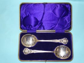 A pair of Edwardian cased spoons with pierced decoration and monogram, Sheffield 1904, maker