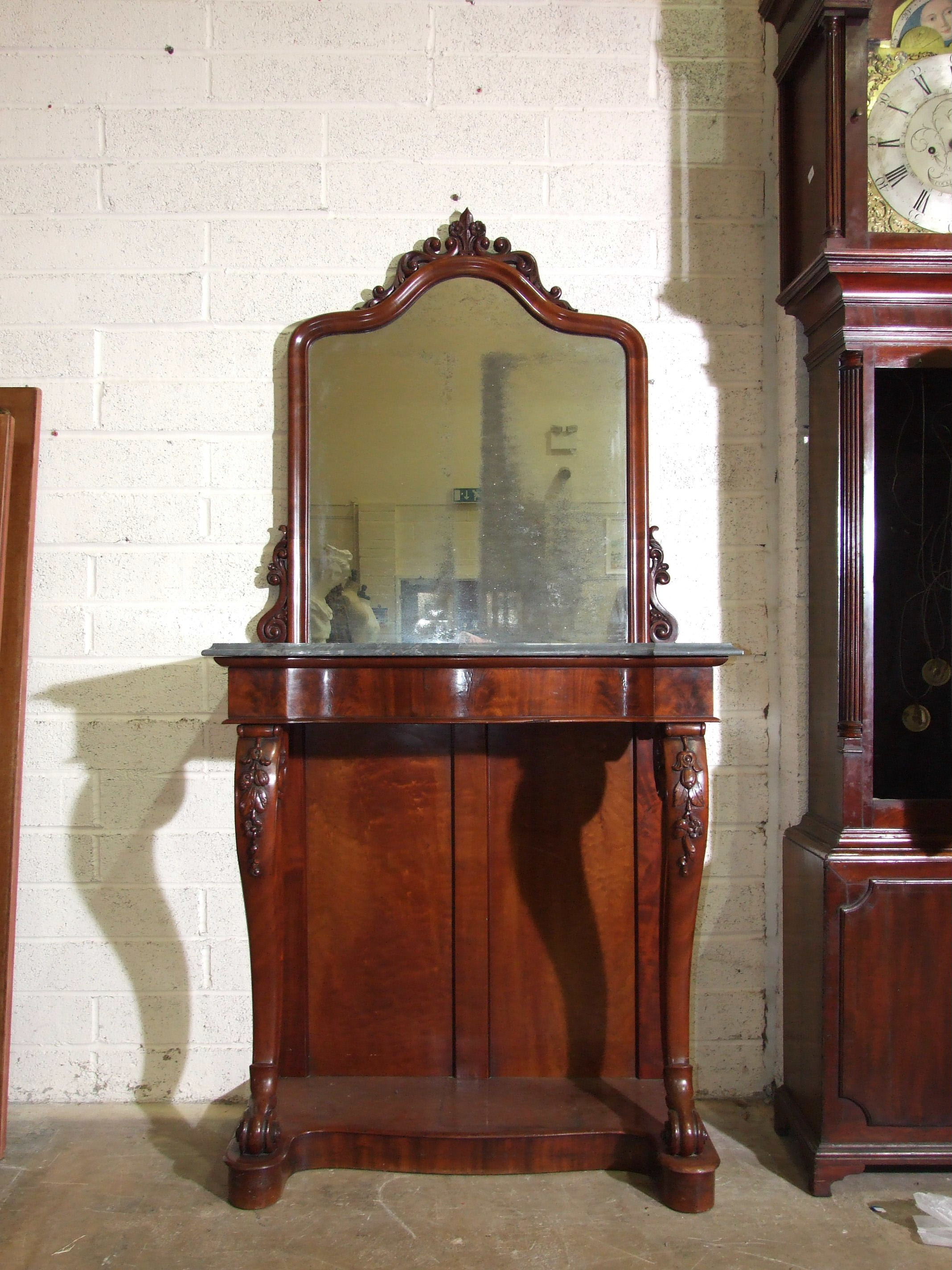 A mid-19th century pier table, the arched moulded mirror with carved cresting, above the - Bild 3 aus 3