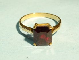 An 18k gold ring claw-set an emerald-cut garnet, size P, 3.7g.