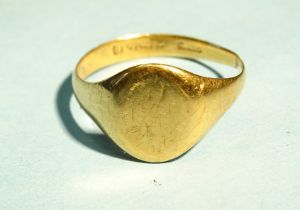 An 18ct gold signet ring, size Z, 6.4g.