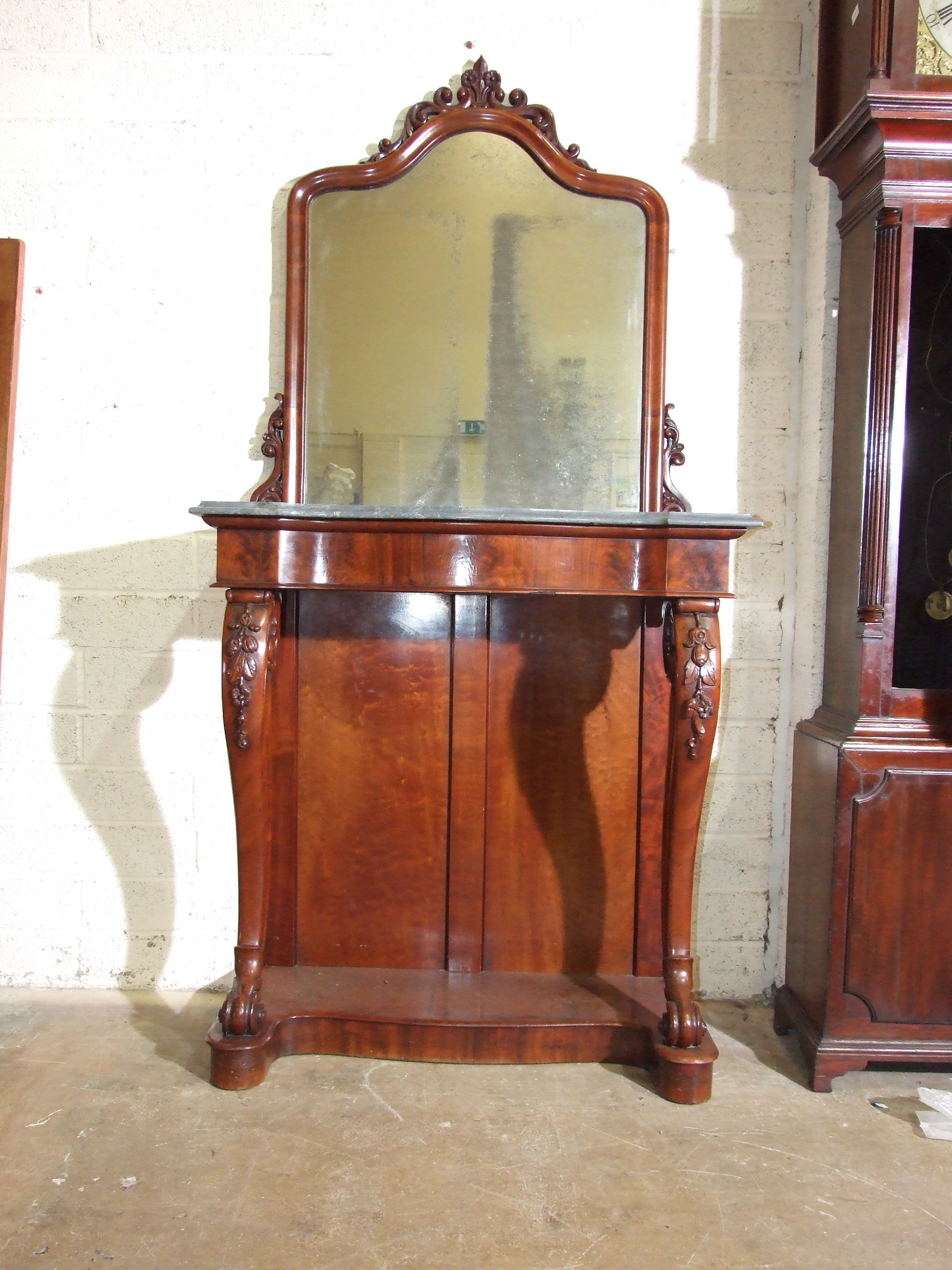 A mid-19th century pier table, the arched moulded mirror with carved cresting, above the - Bild 2 aus 3