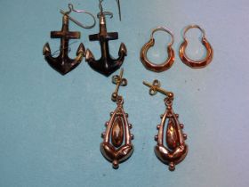 A pair of tortoiseshell fouled anchor earrings and two pairs of gold earrings, 2.3g.