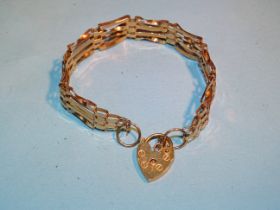 A 9ct gold gate-link bracelet with padlock clasp, 8.2g.