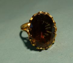 A 9ct gold ring set smoky quartz, size S, 5.5g.