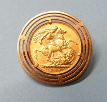 A George V 1926 sovereign in 18ct gold brooch mount, 14.6g.