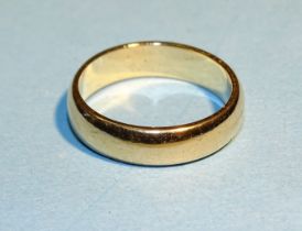 An unmarked gold wedding band, K 1/2, 4.9g, (tests as 18ct approx).