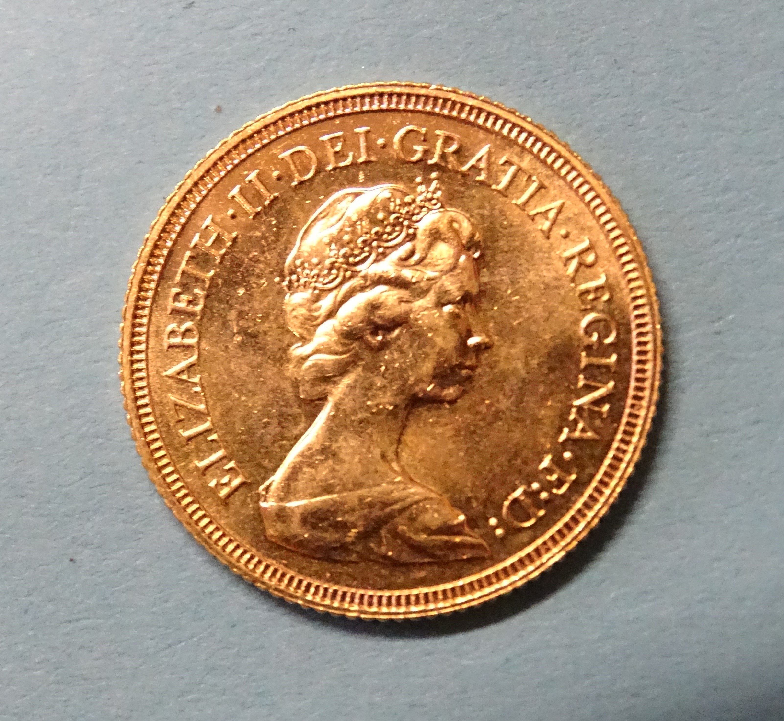 An Elizabeth II 1981 sovereign. - Image 3 of 3